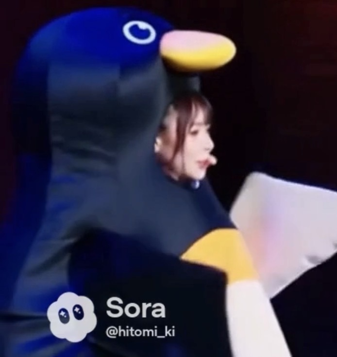 【AI動画】ペンギンの顔出し着ぐるみ姿になったアイドル・さいかのステージと舞台裏