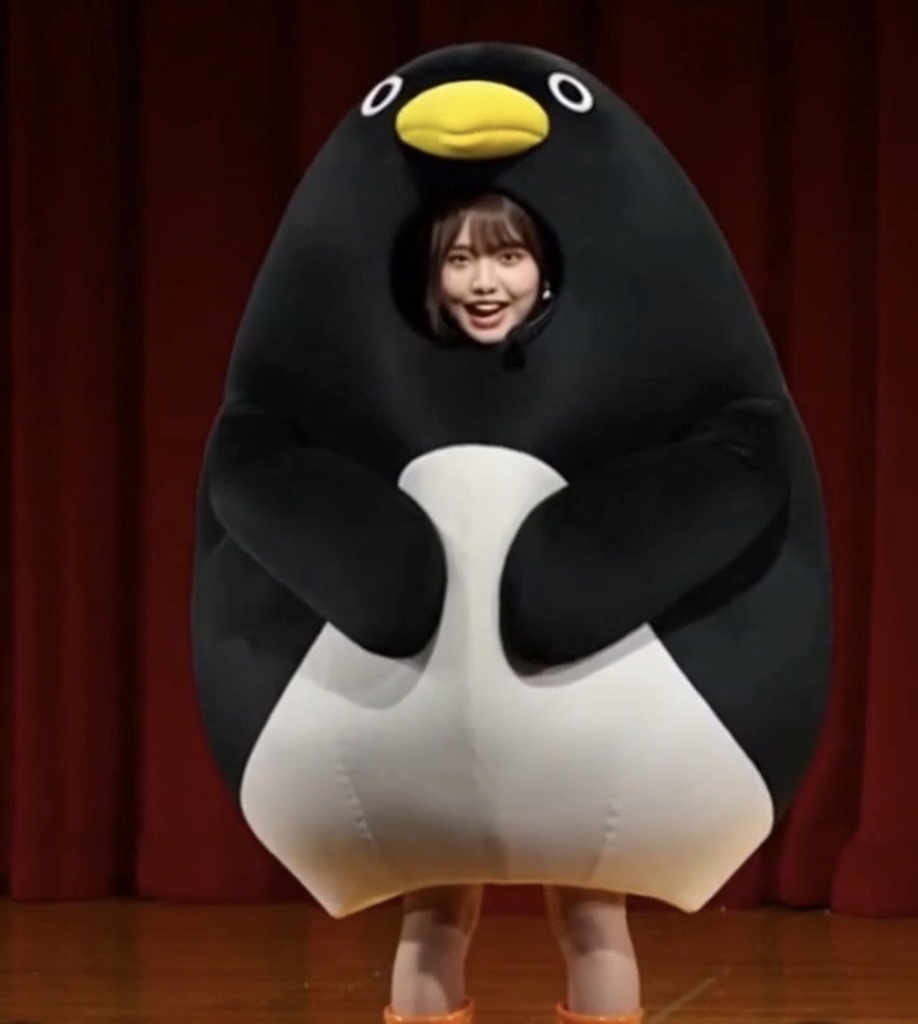 【AI動画】ペンギンの顔出し着ぐるみ姿になったアイドル・さいかのステージと舞台裏