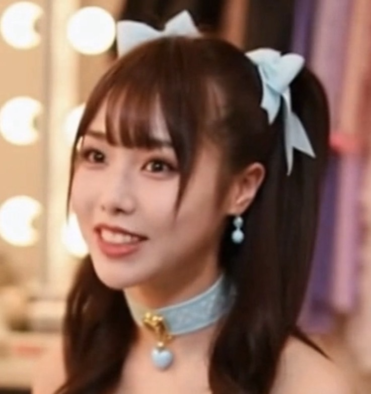 【AI動画】ペンギンの顔出し着ぐるみ姿になったアイドル・さいかのステージと舞台裏