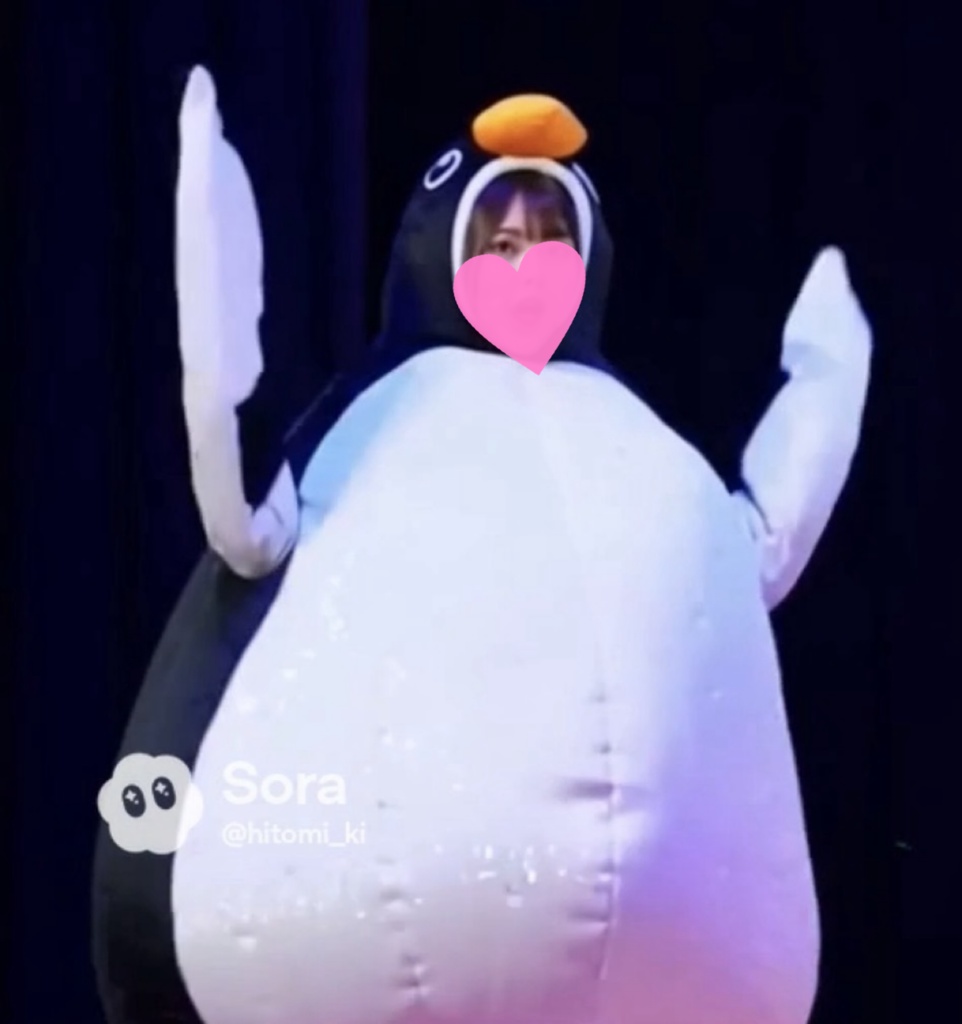 【AI動画】ペンギンの顔出し着ぐるみ姿になったアイドル・さいかのステージと舞台裏 10本セット