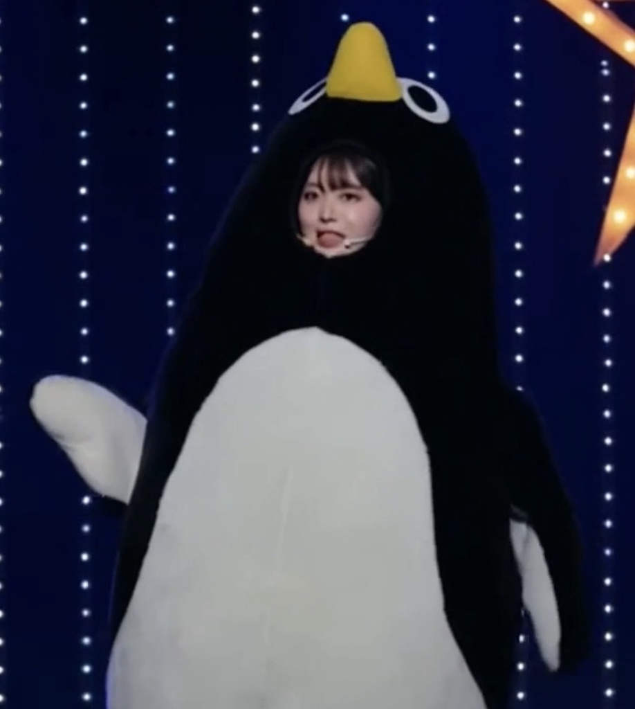 【AI動画】ペンギンの顔出し着ぐるみ姿になったアイドル・さいかのステージと舞台裏