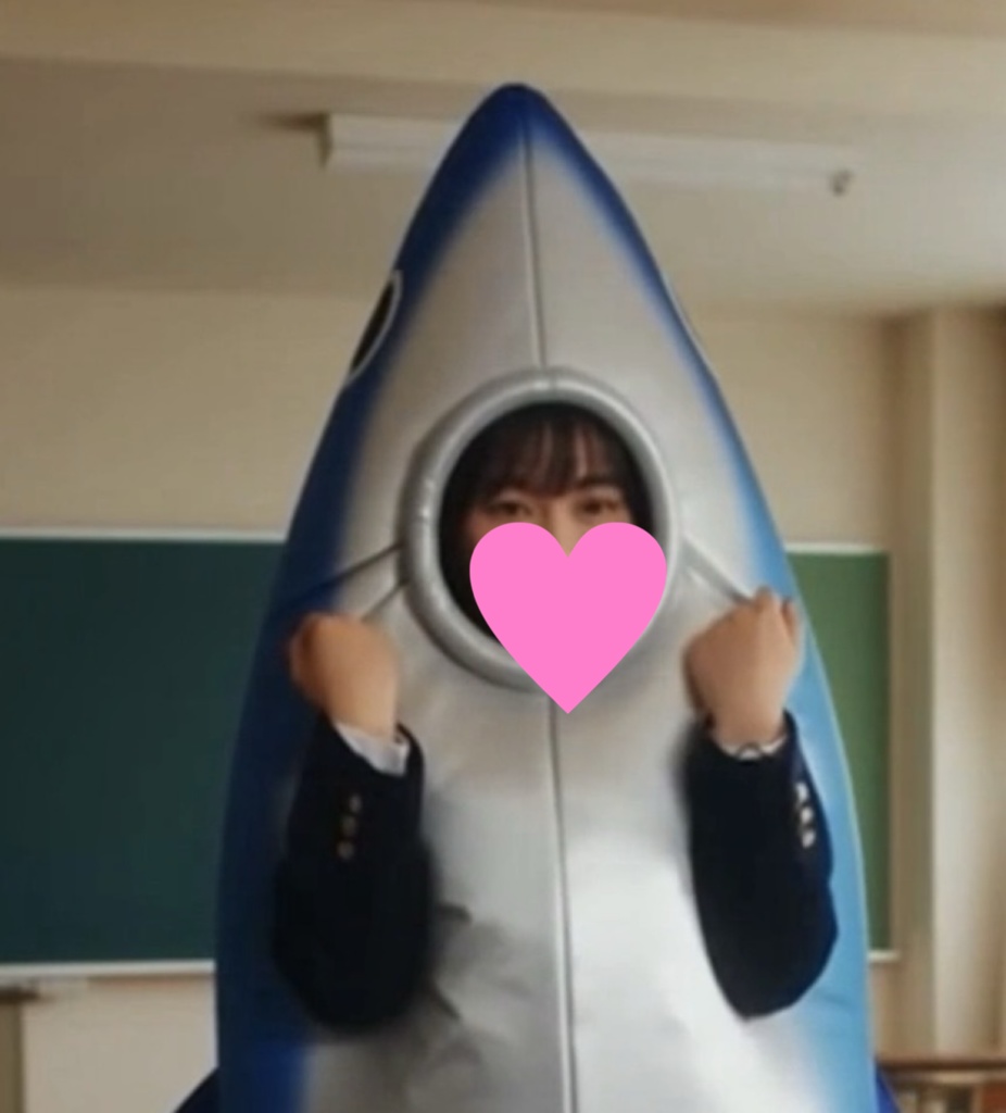 【AI動画】学校で食品の販売をする女性