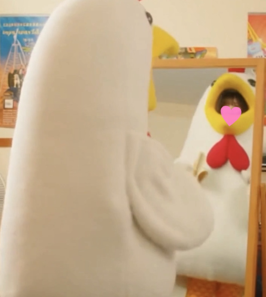 【プレミアム版・AI動画】ニワトリのマスコットキャラになった従業員・ゆき