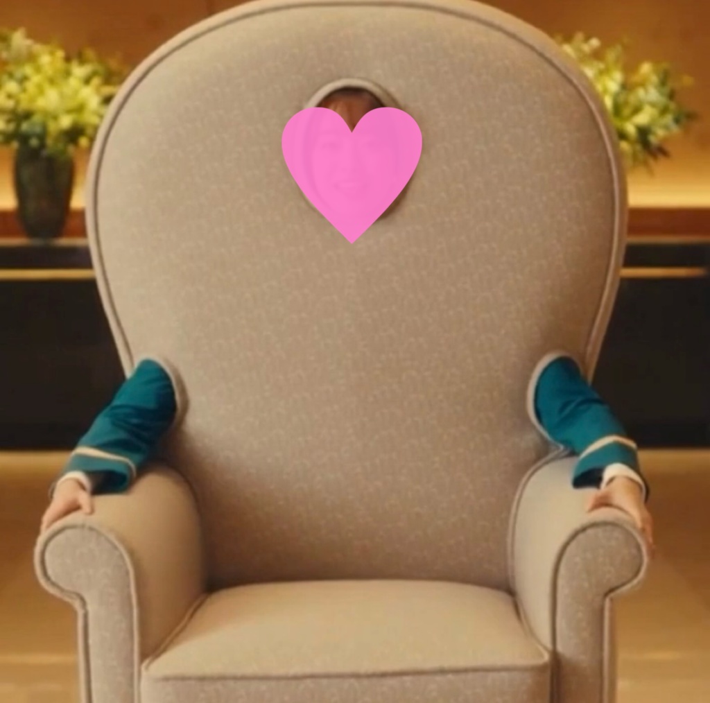 【AI動画・縦】特殊な顔出し着ぐるみ姿で仕事をするホテル従業員・まお 10本セット+特別付録