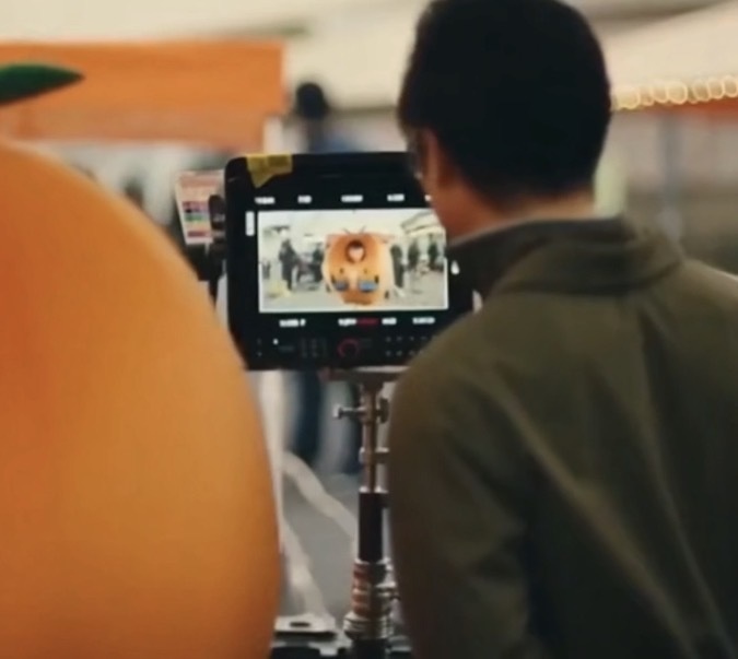 【AI動画・横】オレンジ姿でジュース販売＆CM