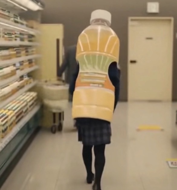 【AI動画・横・Light版】制服にペットボトルの着ぐるみを着用した職場体験の女性