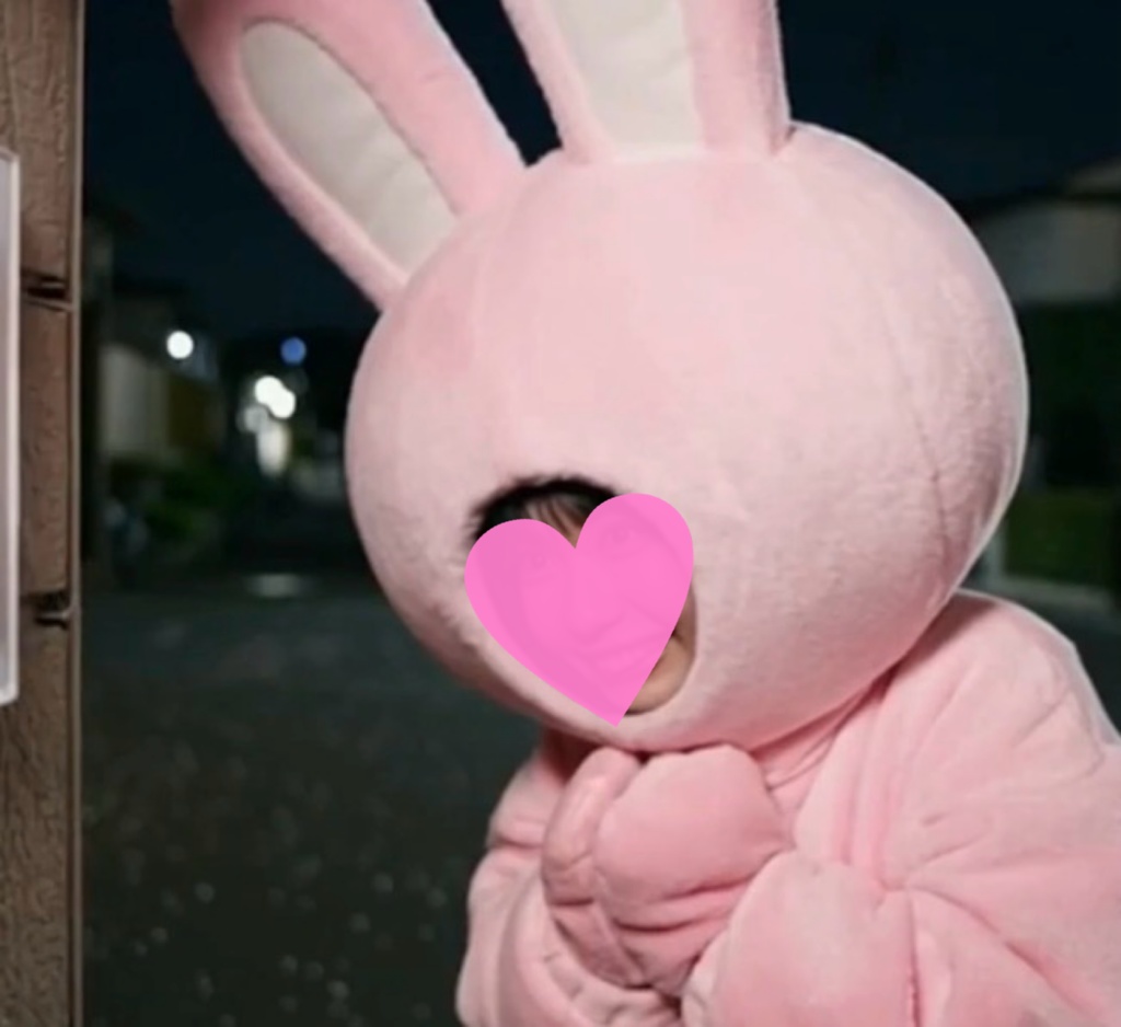 【AI動画・横】月夜の異変、ウサギの顔出し着ぐるみ姿に突如変身した女性
