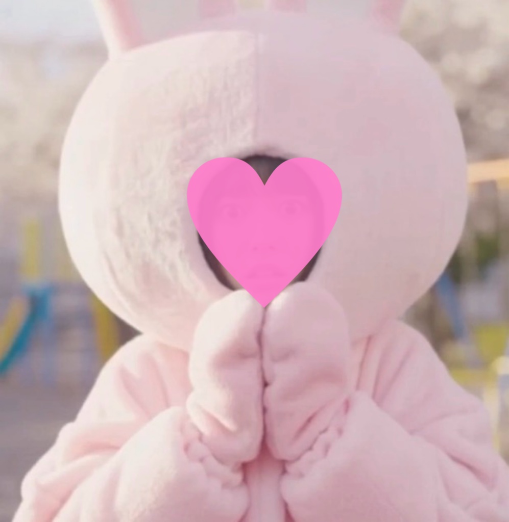 【AI動画・横】月夜の異変、ウサギの顔出し着ぐるみ姿に突如変身した女性