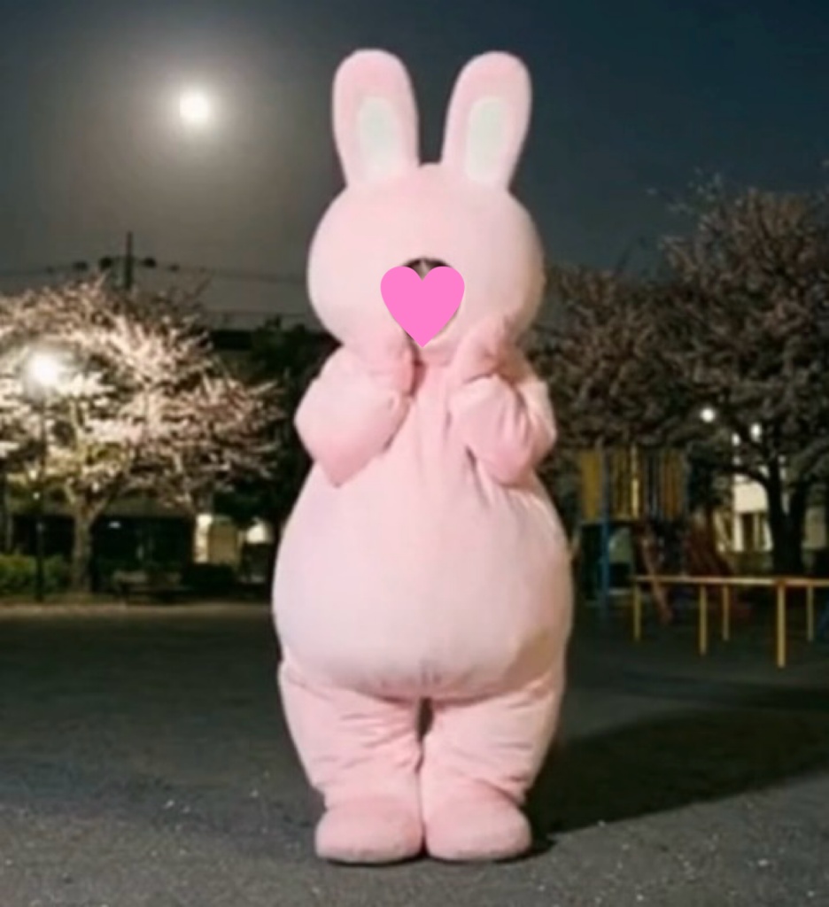 【AI動画・横】月夜の異変、ウサギの顔出し着ぐるみ姿に突如変身した女性