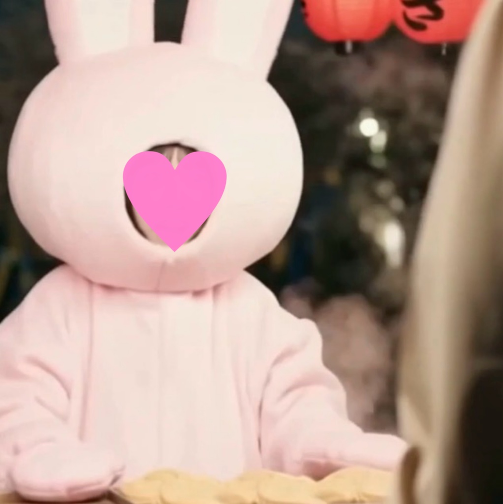 【AI動画・横】月夜の異変、ウサギの顔出し着ぐるみ姿に突如変身した女性