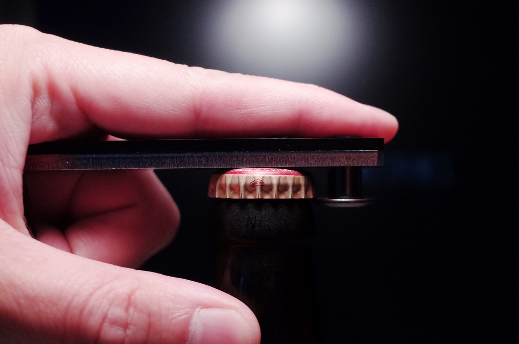 王冠変形防止型抜栓器