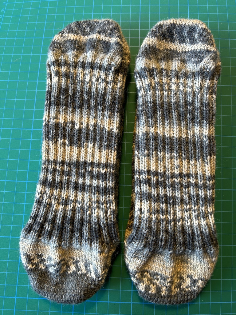 大きめサイズの手編みメンズソックス