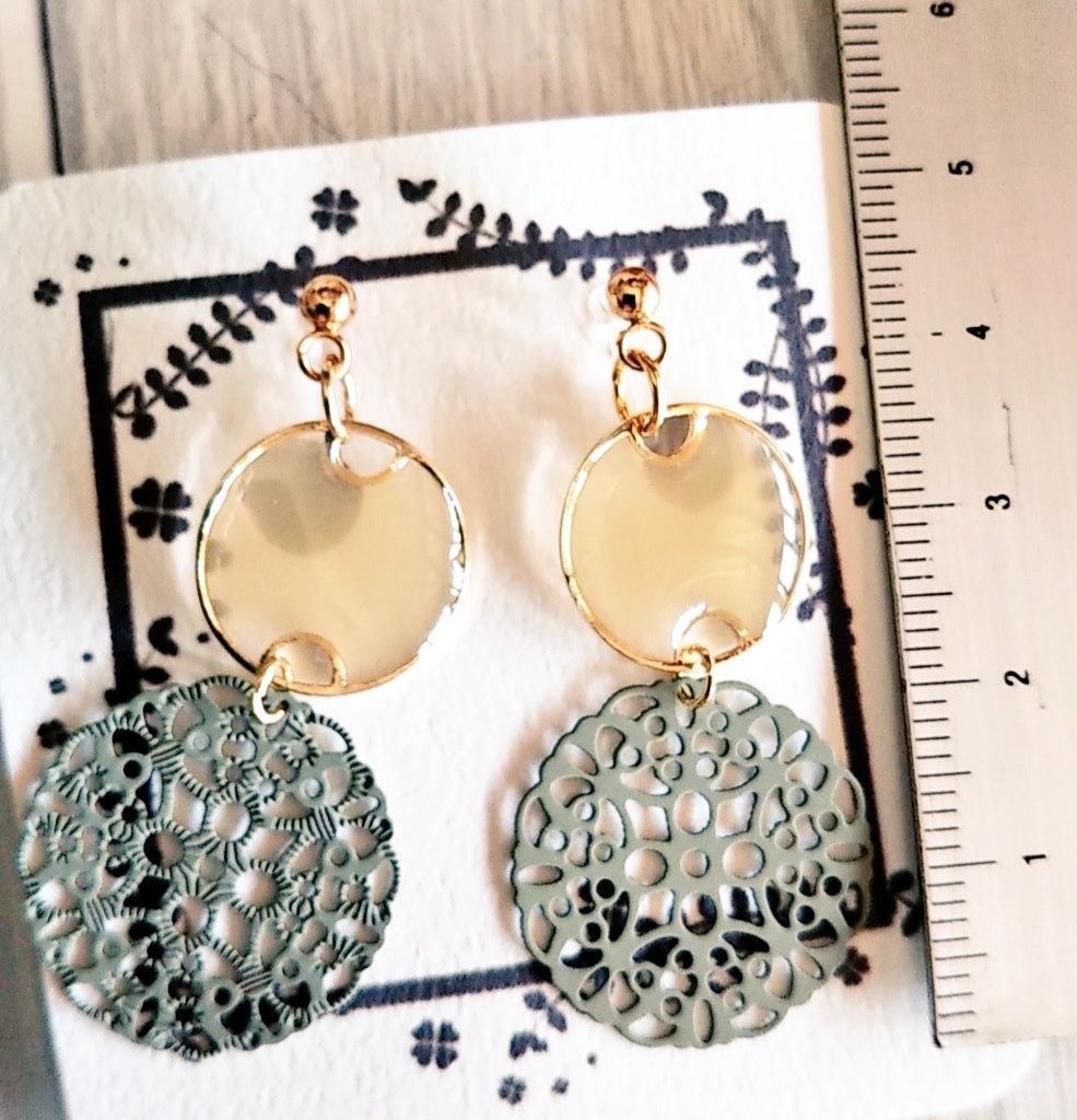 メタルフレーム樹脂チャームイヤリング