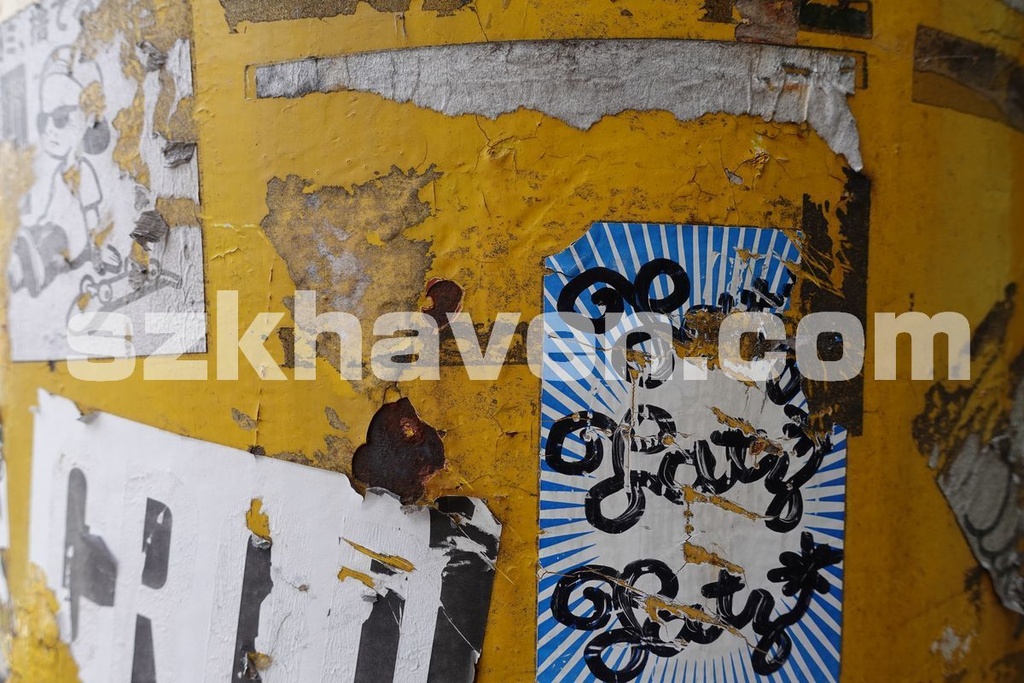 【Free有】ステッカーの張られた柱【Picture/写真素材】