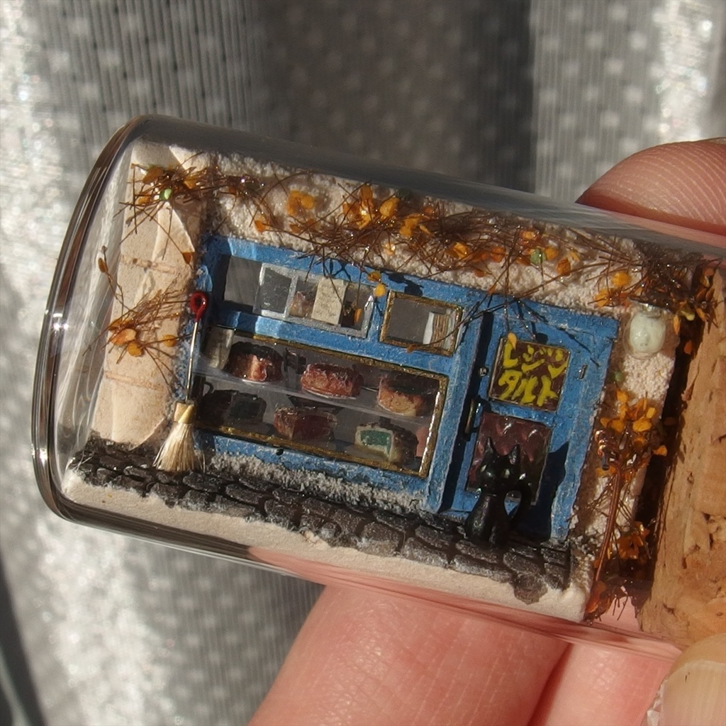 20240519 ミニチュアタルト屋の瓶詰 店名「レジンタルト」