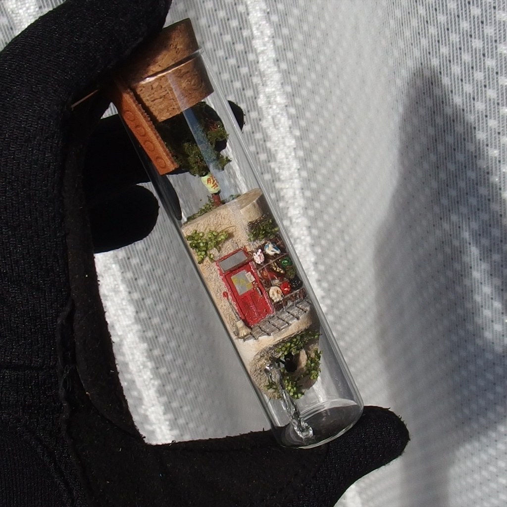 20240720 円筒路地・BARの玄関とお面屋