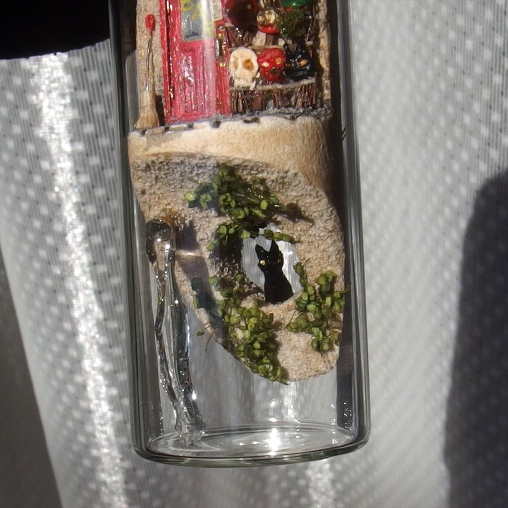 20240720 円筒路地・BARの玄関とお面屋