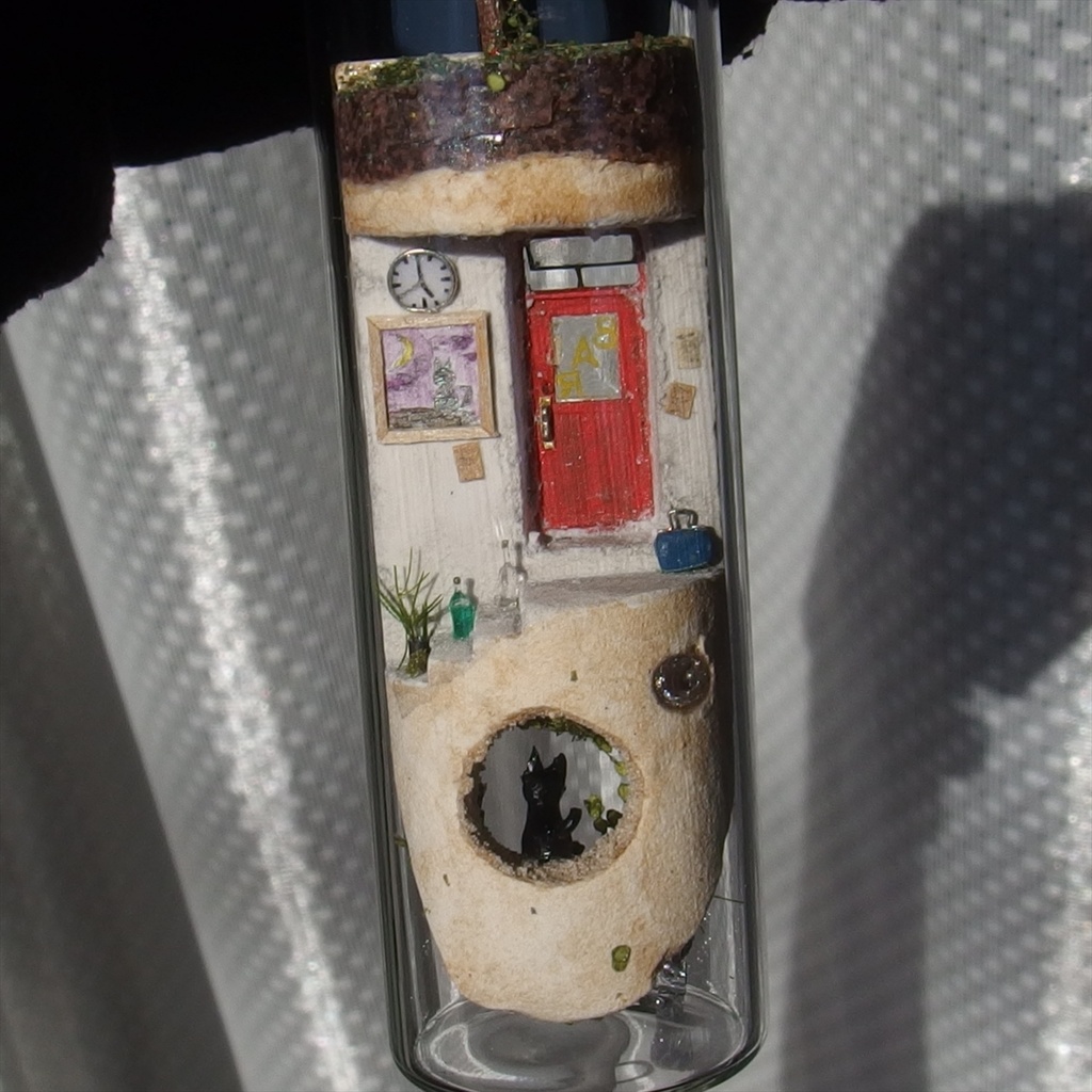 20240720 円筒路地・BARの玄関とお面屋