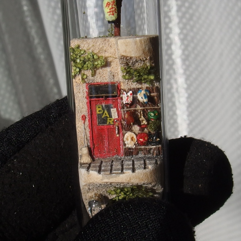 20240720 円筒路地・BARの玄関とお面屋