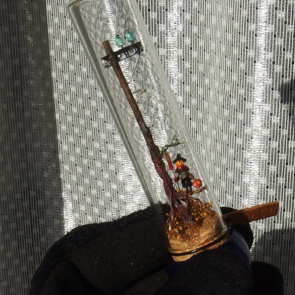 20240921 魔女と電柱、ハロウィン風