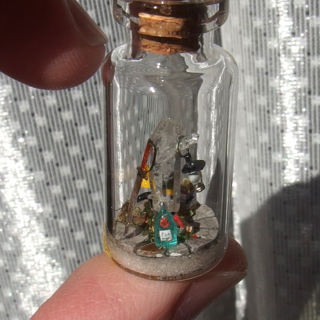 20250208 箱入り小瓶・猫と水晶