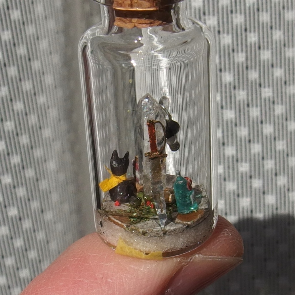 20250208 箱入り小瓶・猫と水晶