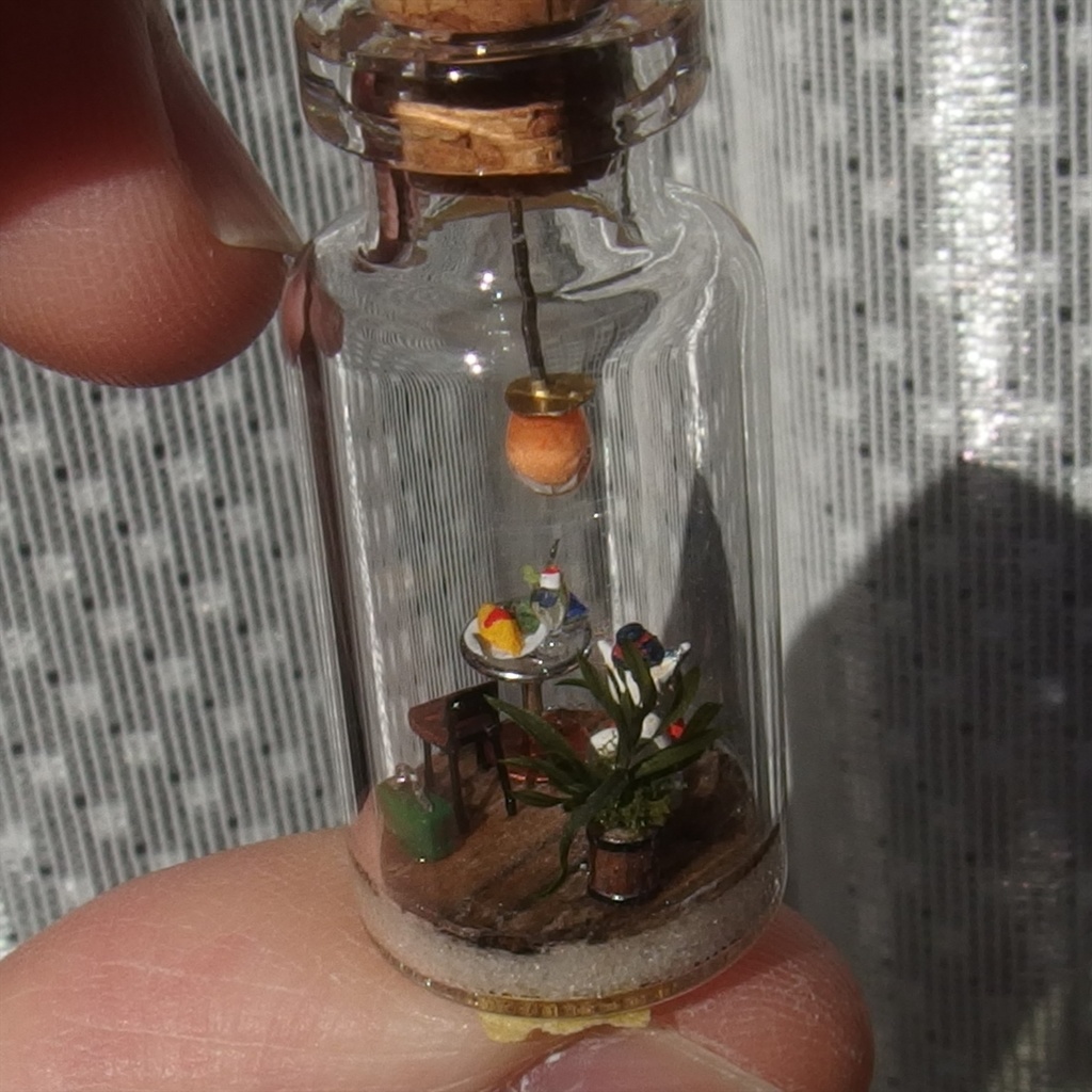 20250208 箱入り小瓶・ネコスキー氏風の猫とレストラン