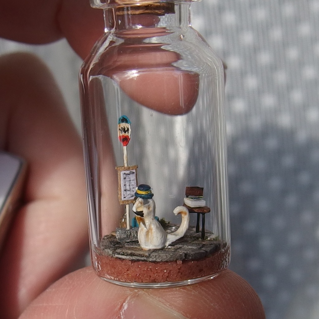 20250208 箱入り小瓶・ネコスキー氏風の猫とバス停