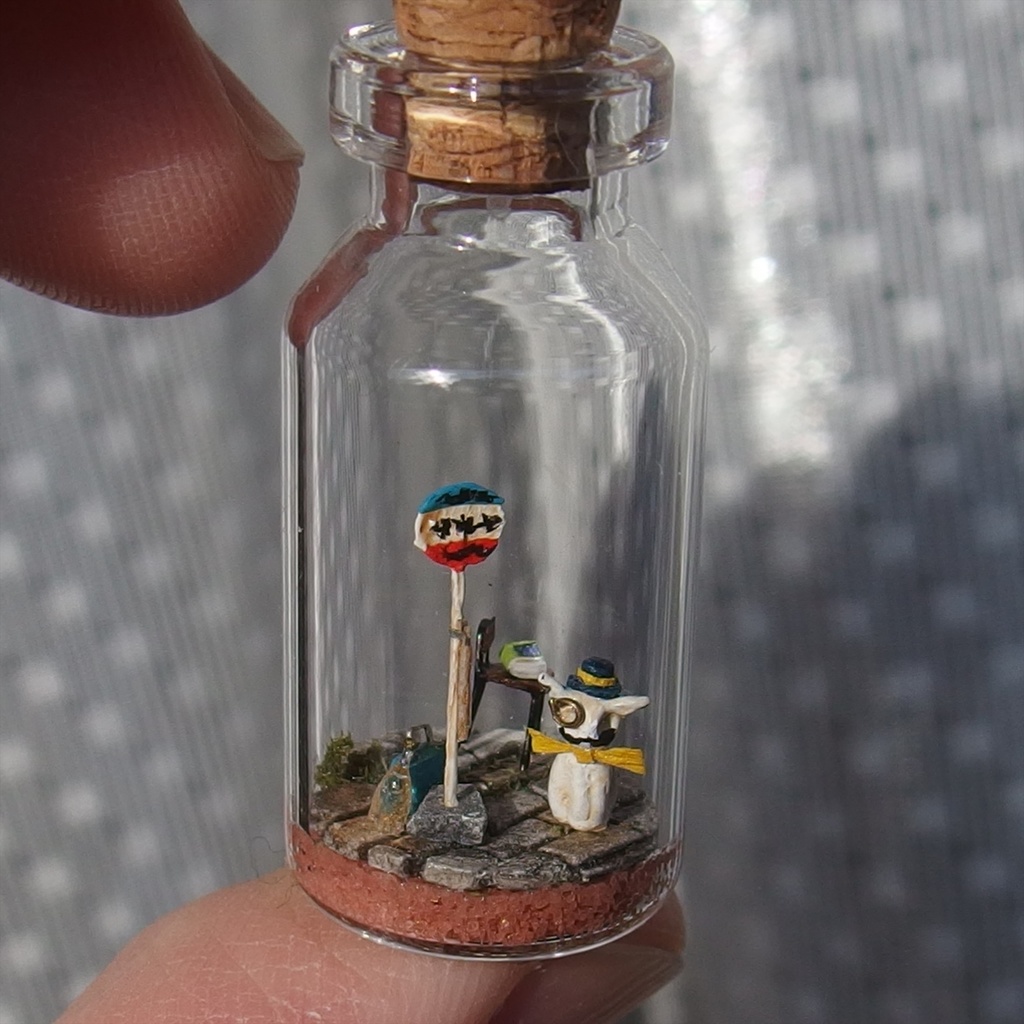 20250208 箱入り小瓶・ネコスキー氏風の猫とバス停