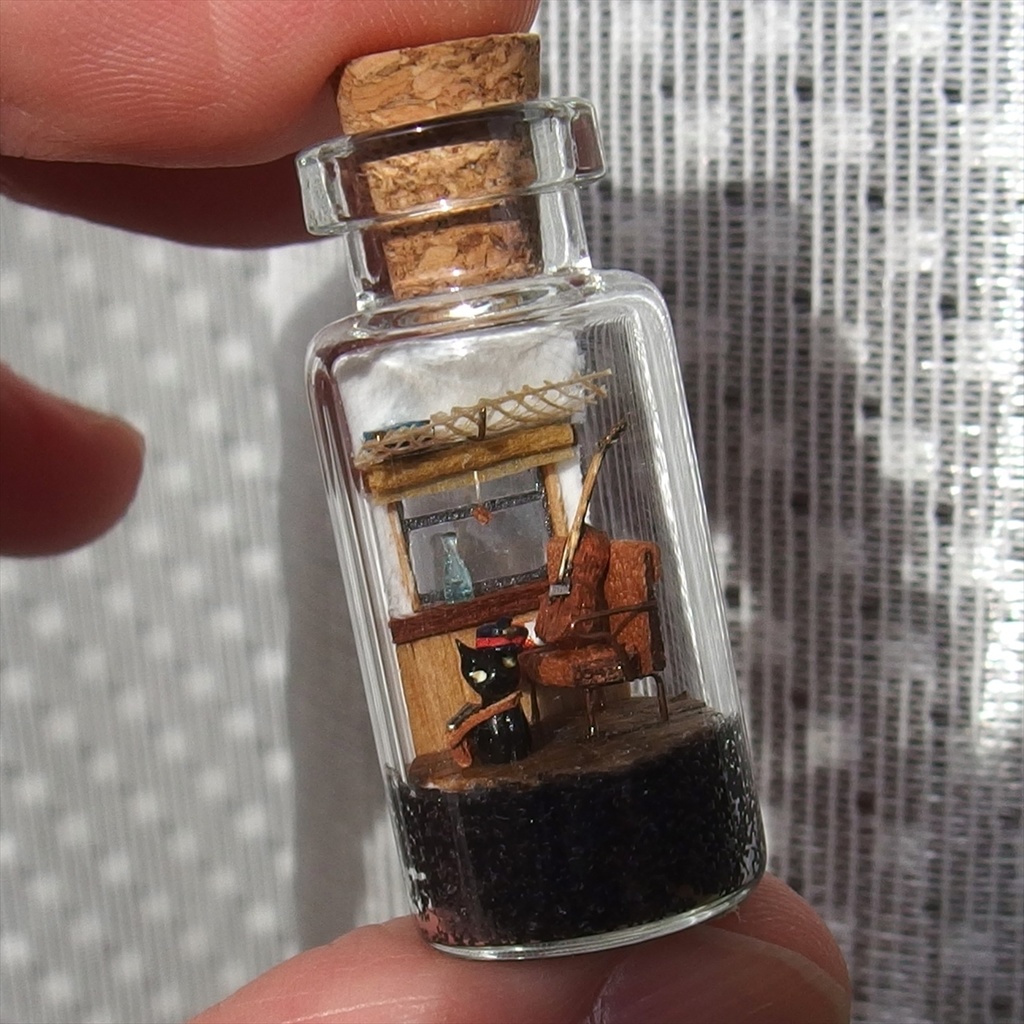 20250830 箱入り小瓶・ 猫と車窓