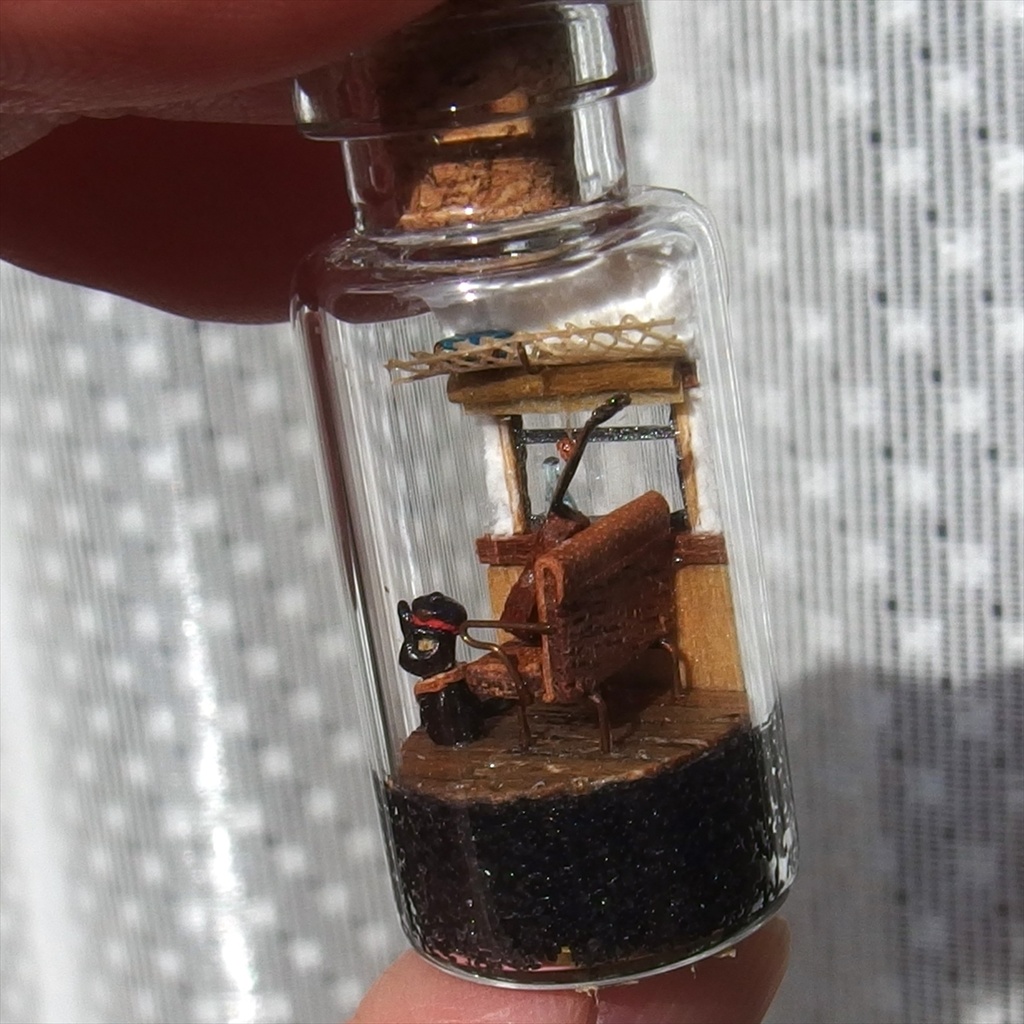 20250830 箱入り小瓶・ 猫と車窓