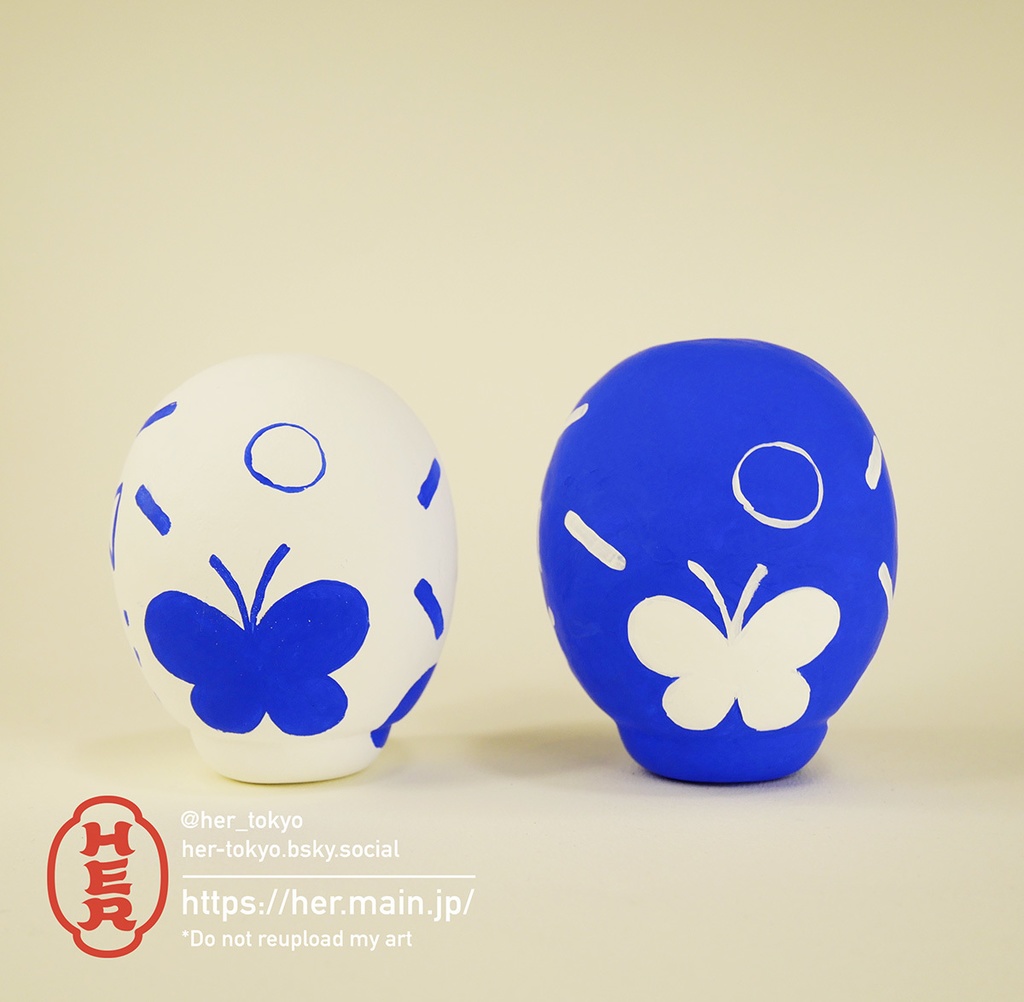 【青い張子】ダルマMサイズ/雨と蝶と幾何学模様