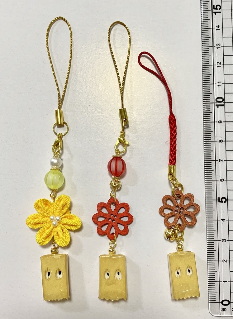 こっちを見てくる紙袋(アクセサリー各種)