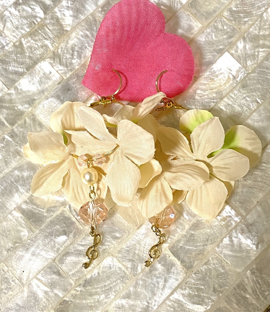 花びらのドリーミングイヤアクセ ピアス・イヤリング
