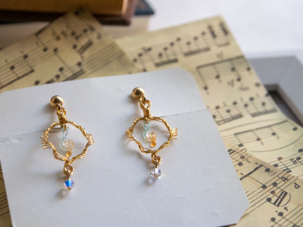 五線譜の踊るミニイヤリング【フェリアネイメージアクセサリー】