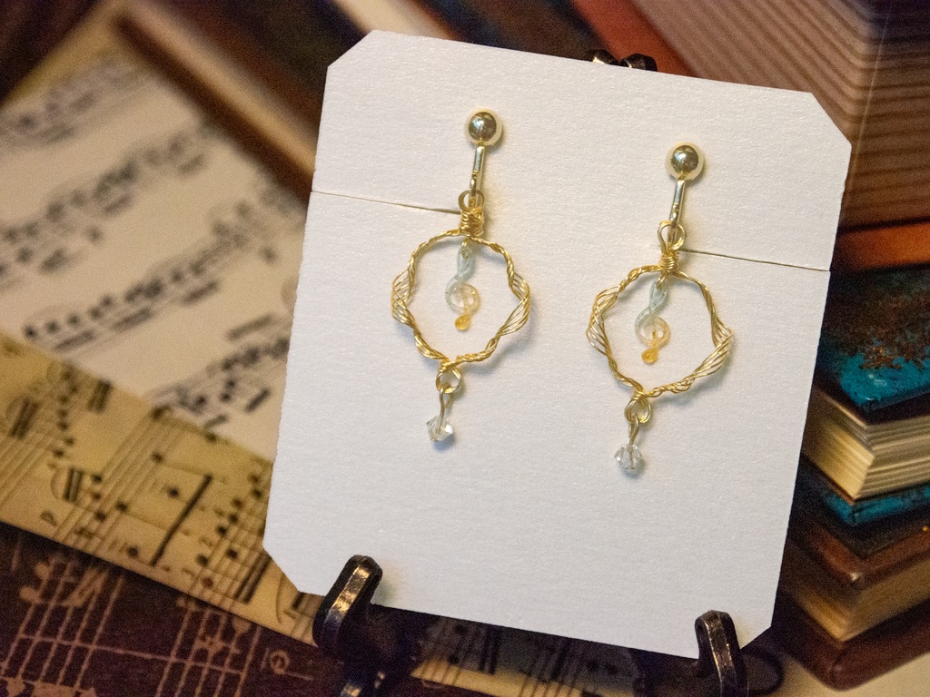 五線譜の踊るミニイヤリング【フェリアネイメージアクセサリー】