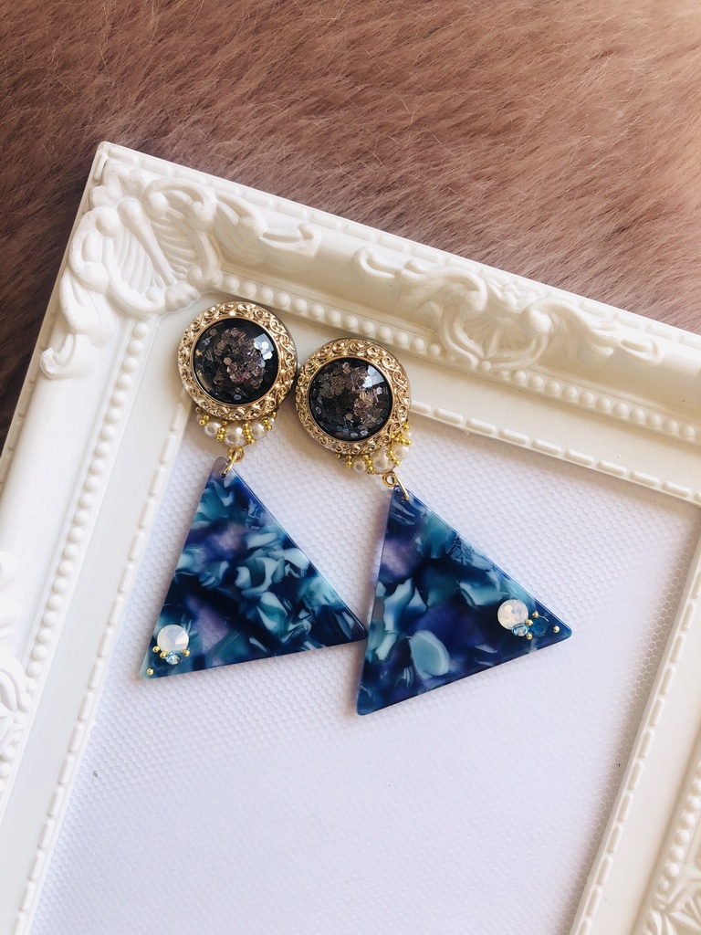 スワロ付き三角ゆらゆらピアス