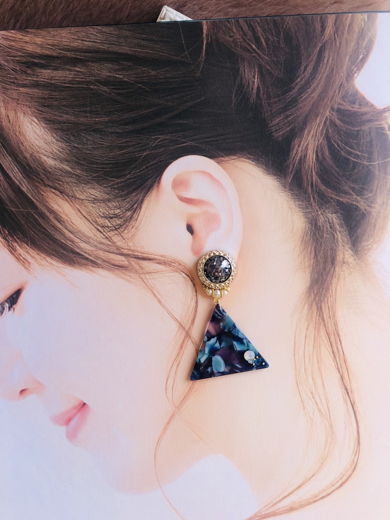 スワロ付き三角ゆらゆらピアス