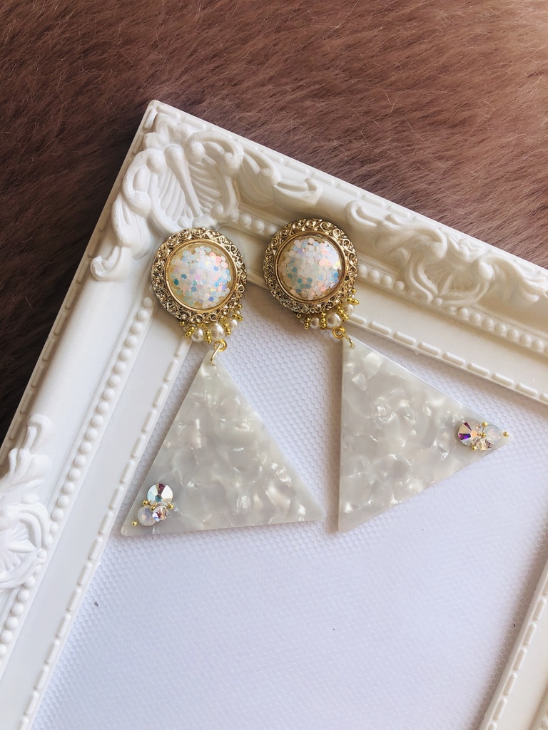 スワロ付き三角ゆらゆらピアス