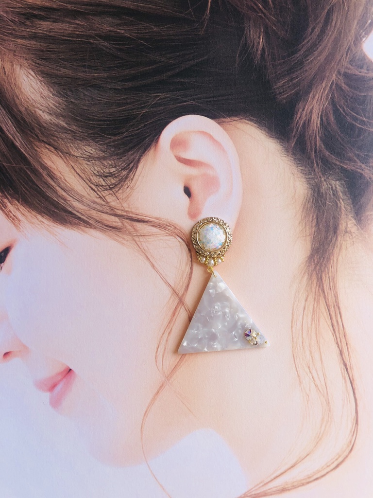 スワロ付き三角ゆらゆらピアス