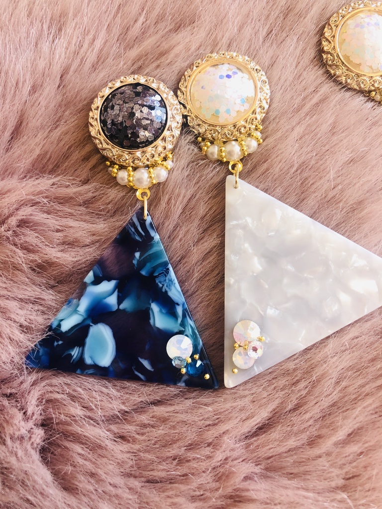 スワロ付き三角ゆらゆらピアス