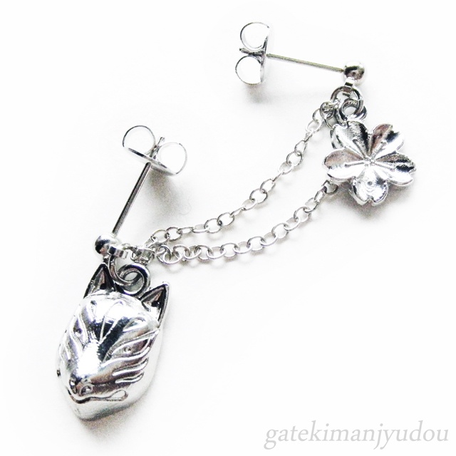 狐面と桜の2ホール用ピアス【片方or両方フープイヤリング等交換無料】