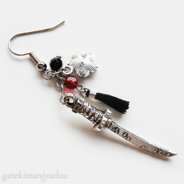 日本刀ピアス◆加州清光【イヤリング・樹脂フックピアス変更可】