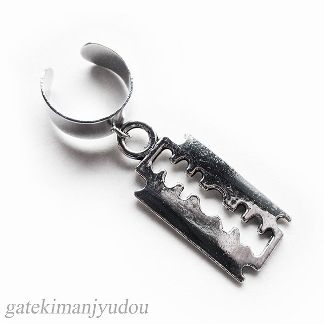 カミソリイヤーカフス