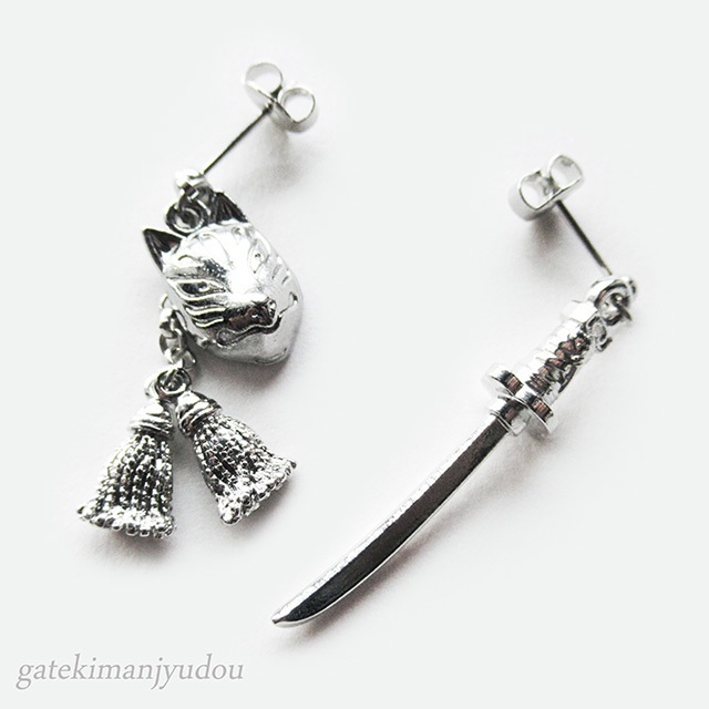 日本刀と狐面のピアス【イヤリング等変更可】