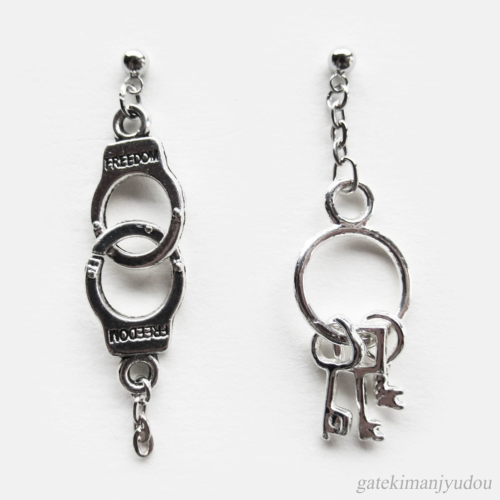 手錠と鍵の束のピアス【イヤリング変更可】