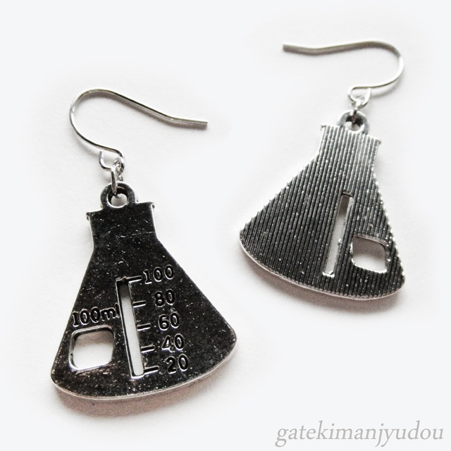 三角フラスコのピアス【イヤリング等変更可】