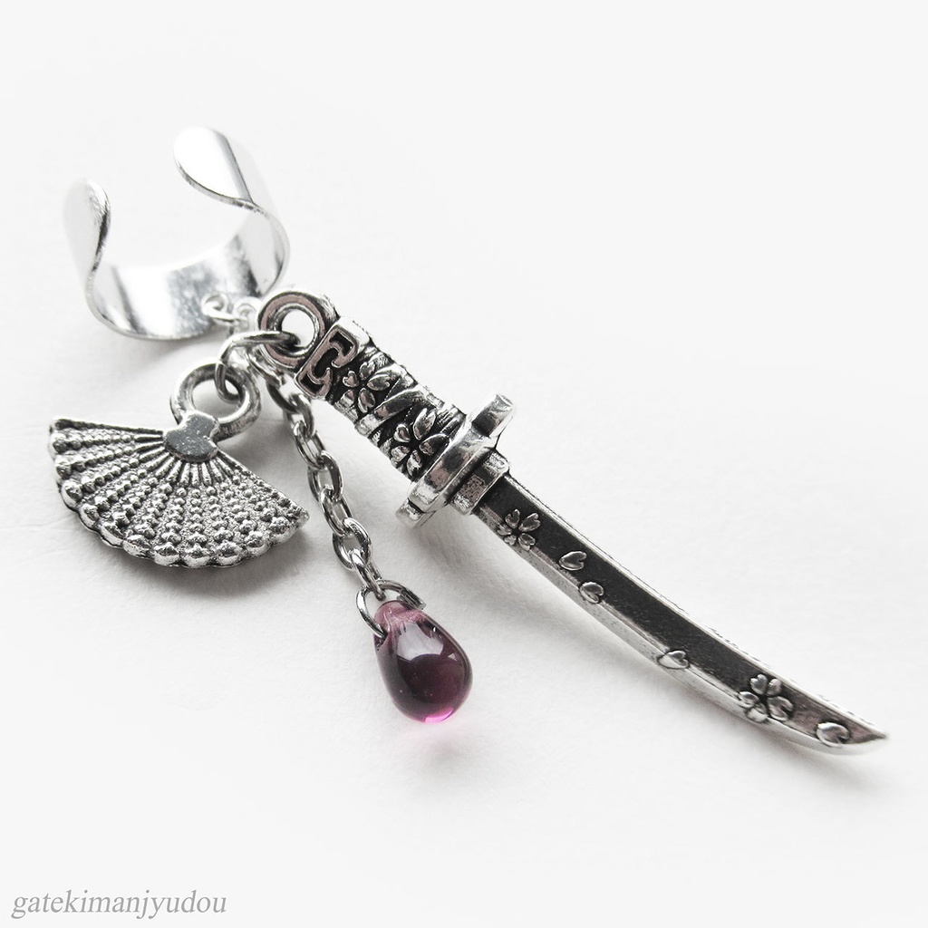 日本刀と扇のイヤーカフ【ビーズの色変更可】