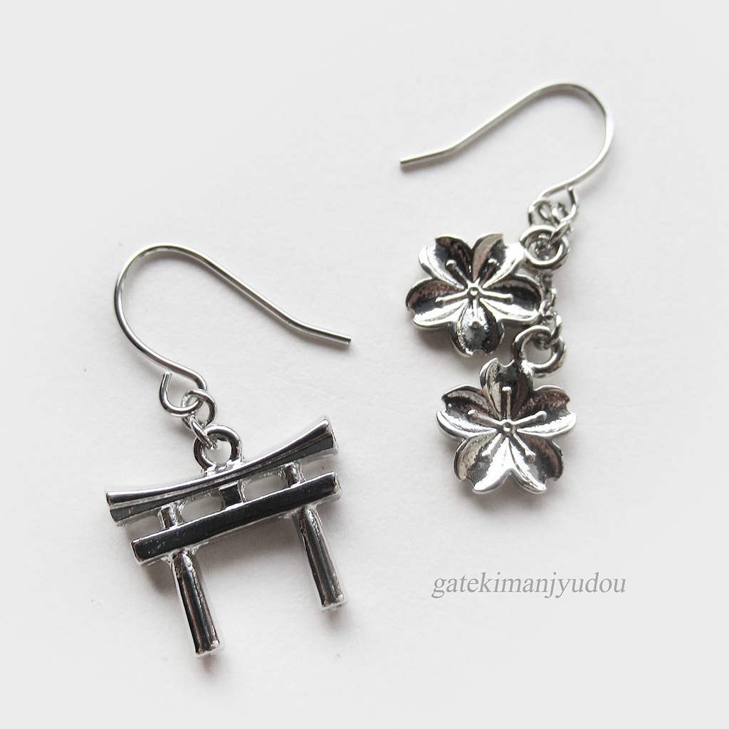 鳥居と桜のピアス【イヤリング等変更可】