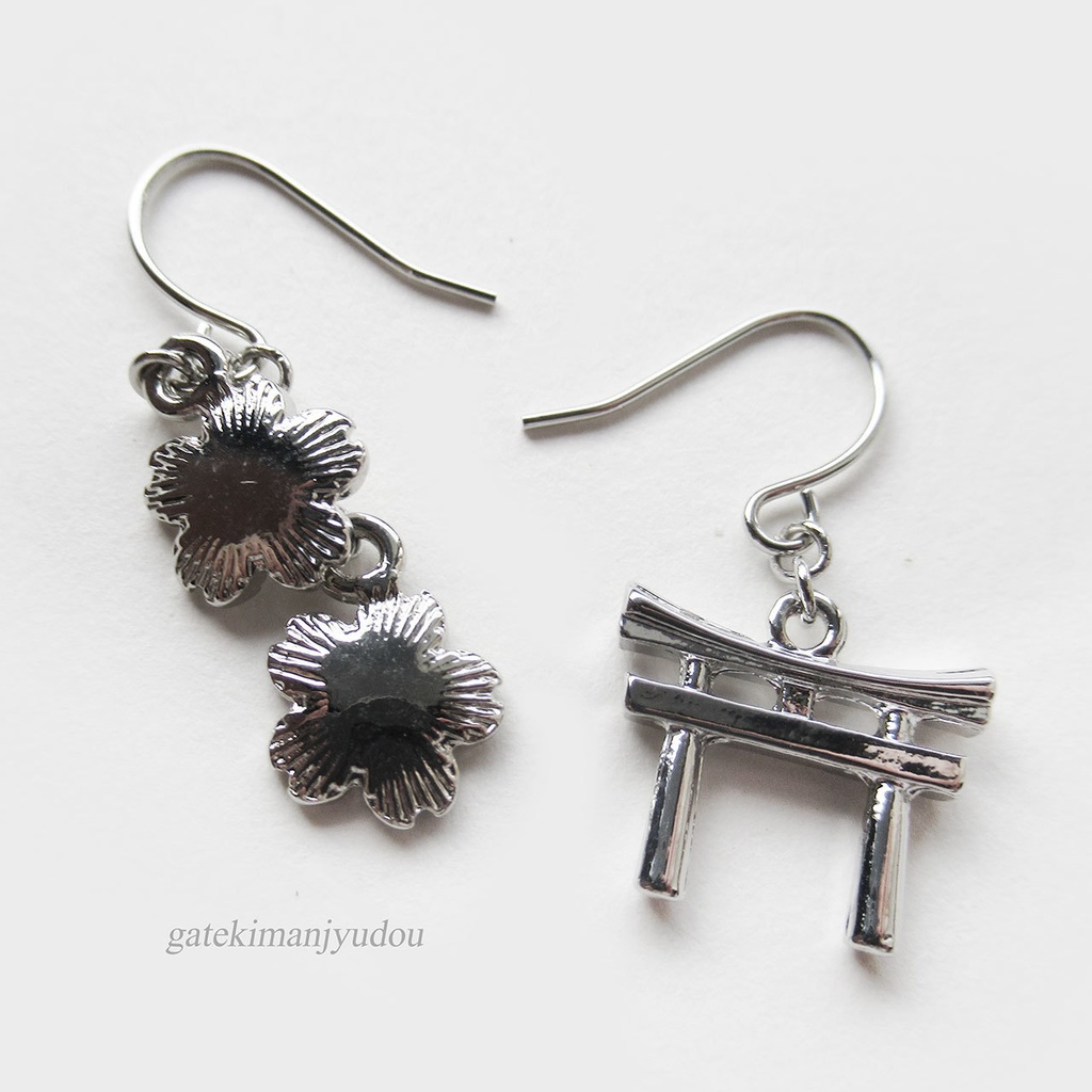 鳥居と桜のピアス【イヤリング等変更可】